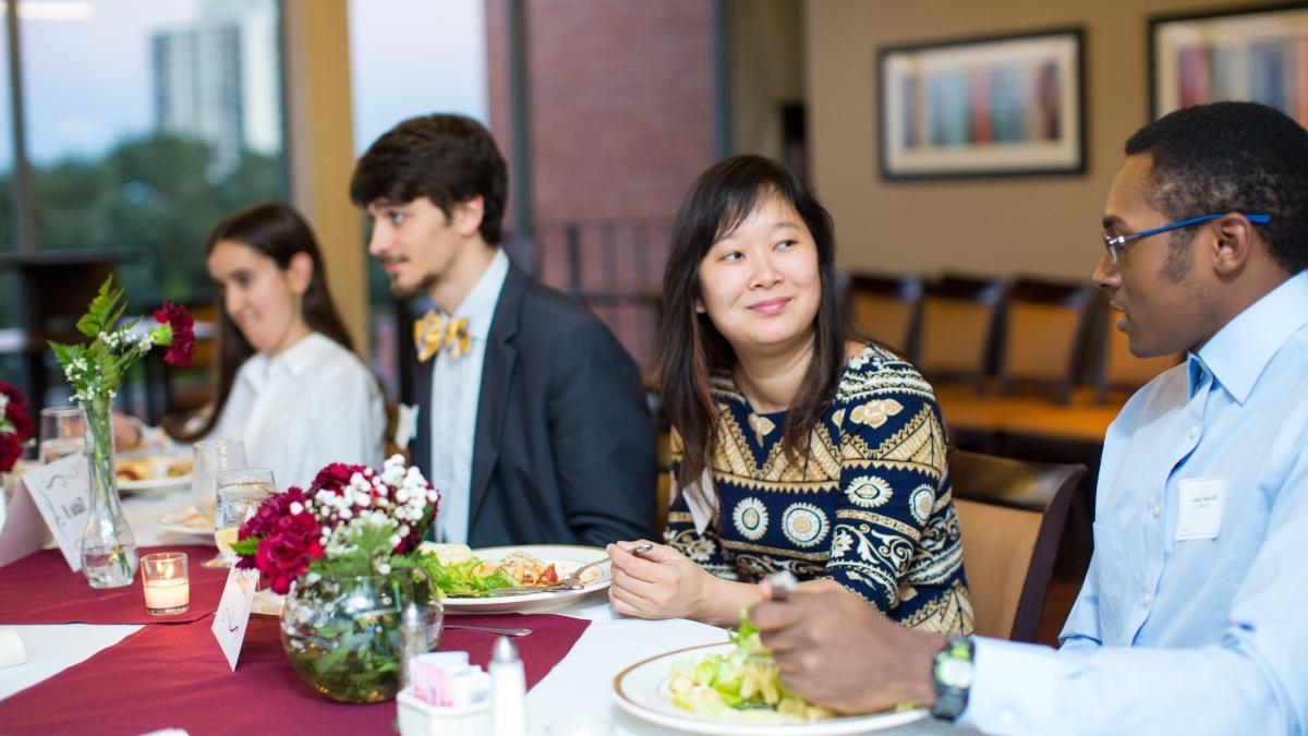 Hoa Nguyen在Skyline餐厅与一名学生共进晚餐